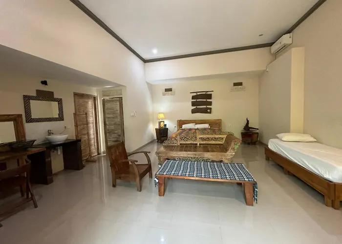 ゲストハウス Royen Balinese Family Guest House- Traditional Batuan 4*