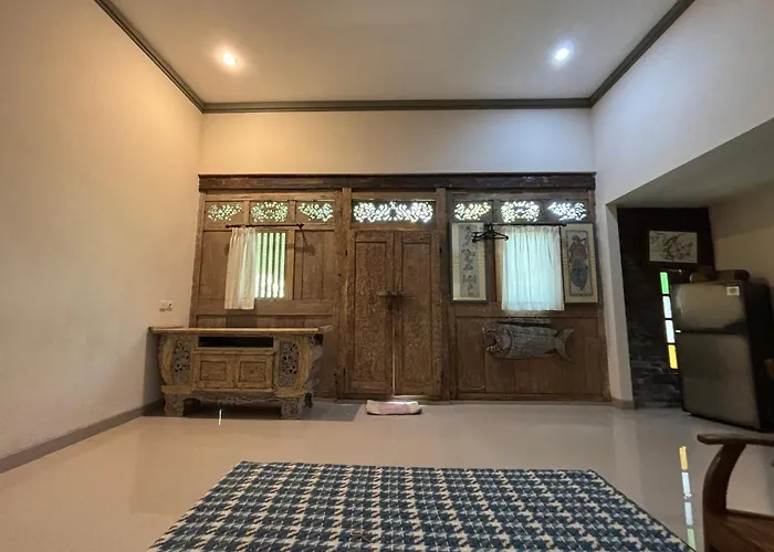 Royen Balinese Family Guest House- Traditional Batuan ゲストハウス 4*