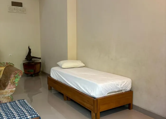 ゲストハウス Royen Balinese Family Guest House- Traditional Batuan 4*