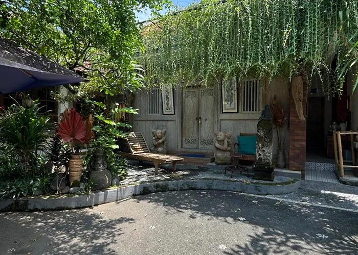 ゲストハウス Royen Balinese Family Guest House- Traditional Batuan Sukawati