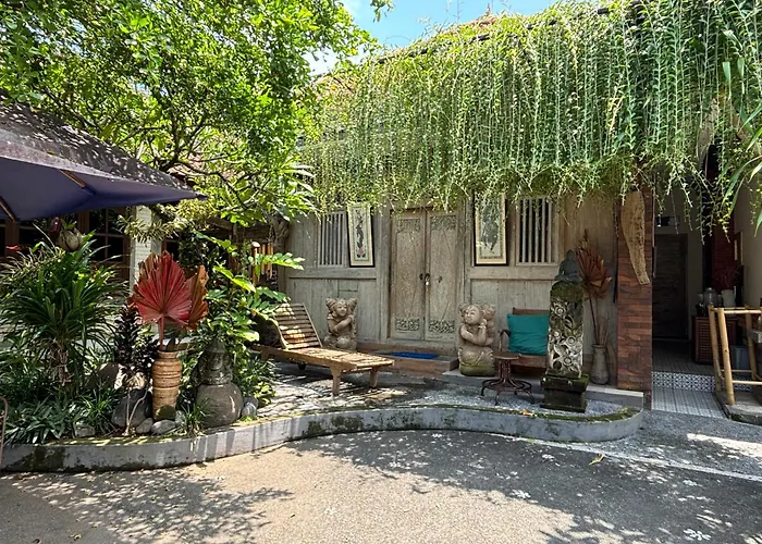 Royen Balinese Family Guest House- Traditional Batuan ゲストハウス