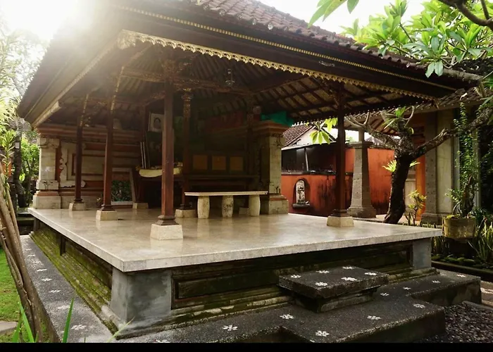 Royen Balinese Family Guest House- Traditional Batuan 4*