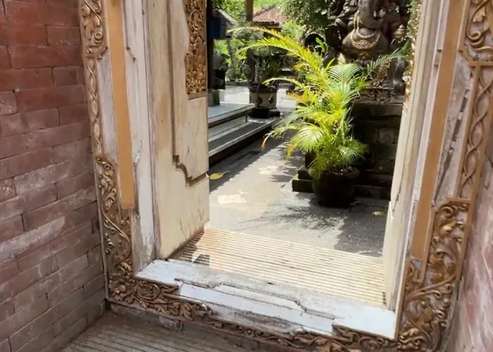 Royen Balinese Family Guest House- Traditional Batuan ゲストハウス 4*