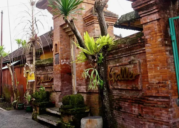 Royen Balinese Family Guest House- Traditional Batuan 4*