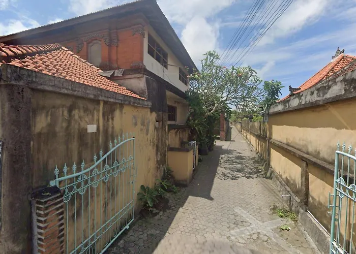 Royen Balinese Family Guest House- Traditional Batuan 4*