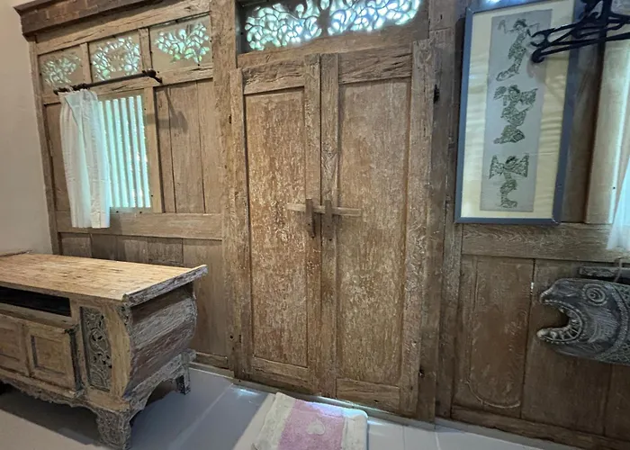 ゲストハウス Royen Balinese Family Guest House- Traditional Batuan 4*
