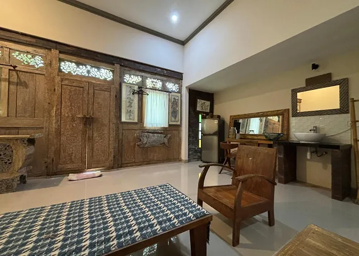 ゲストハウス Royen Balinese Family Guest House- Traditional Batuan 4*