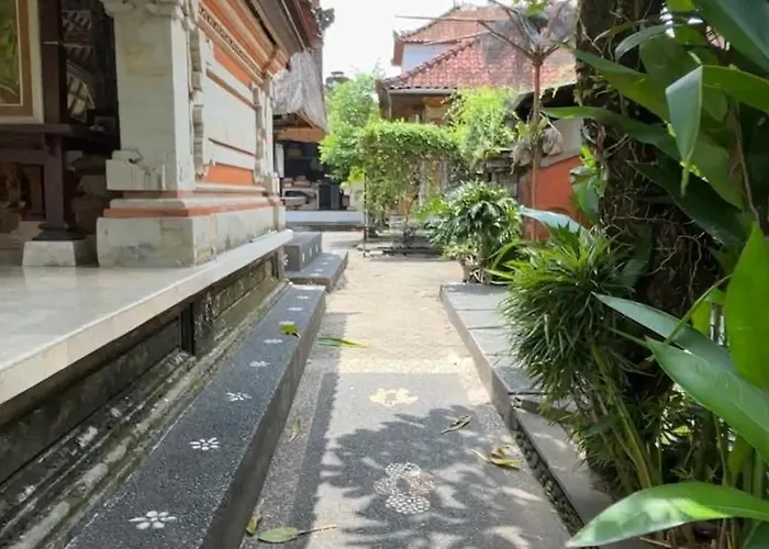 Royen Balinese Family Guest House- Traditional Batuan ゲストハウス