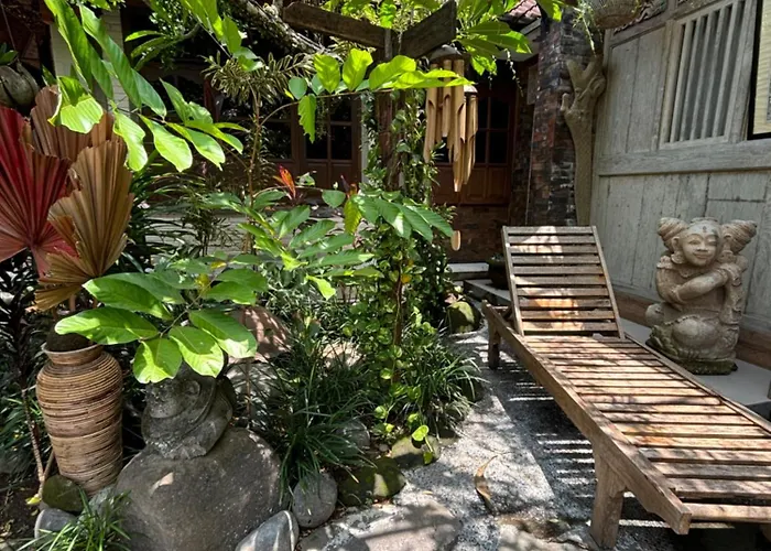Royen Balinese Family Guest House- Traditional Batuan 4*