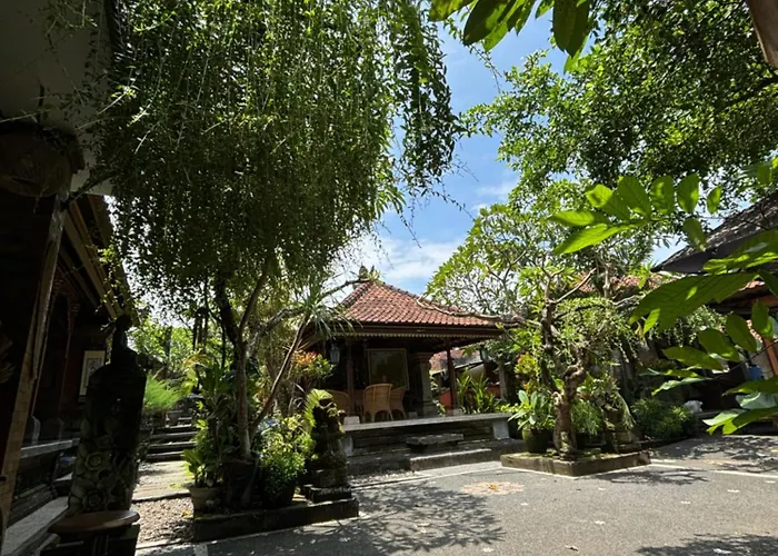 ゲストハウス Royen Balinese Family Guest House- Traditional Batuan Sukawati