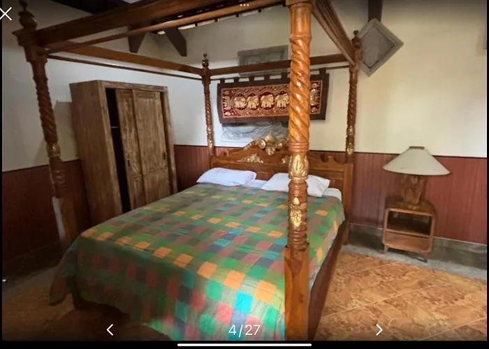 ゲストハウス Royen Balinese Family Guest House- Traditional Batuan 4*