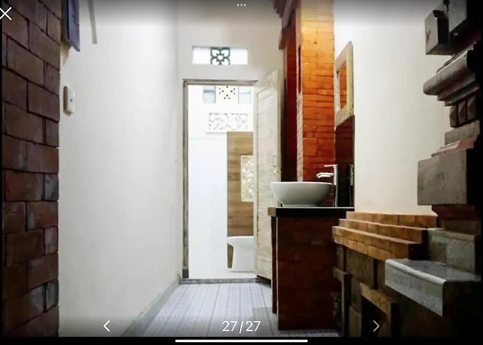 Royen Balinese Family Guest House- Traditional Batuan ゲストハウス