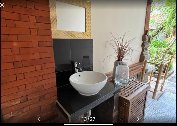 ゲストハウス Royen Balinese Family Guest House- Traditional Batuan Sukawati