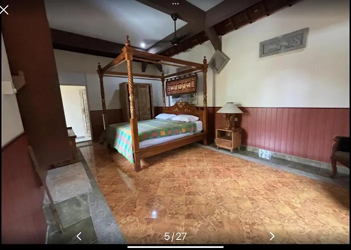 ゲストハウス Royen Balinese Family Guest House- Traditional Batuan Sukawati