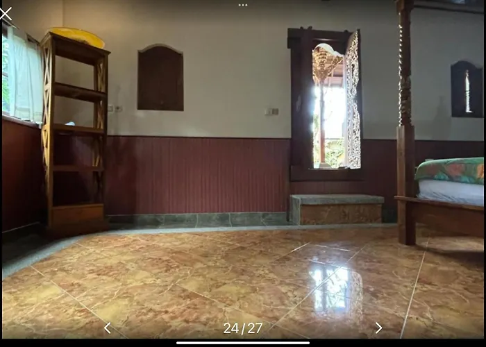 ゲストハウス Royen Balinese Family Guest House- Traditional Batuan 4*